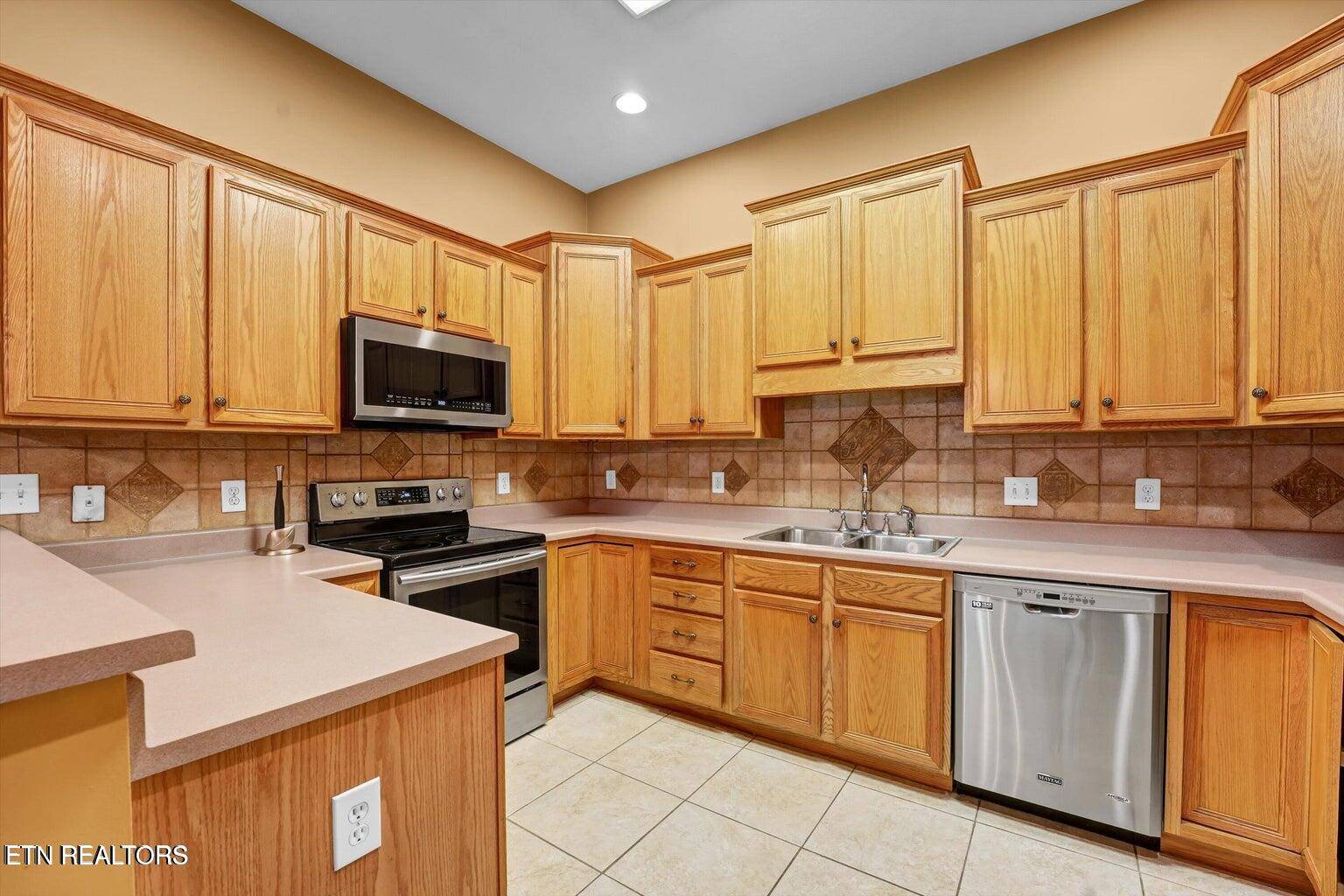 Knoxville, TN 37912,5963 Round Hill LN
