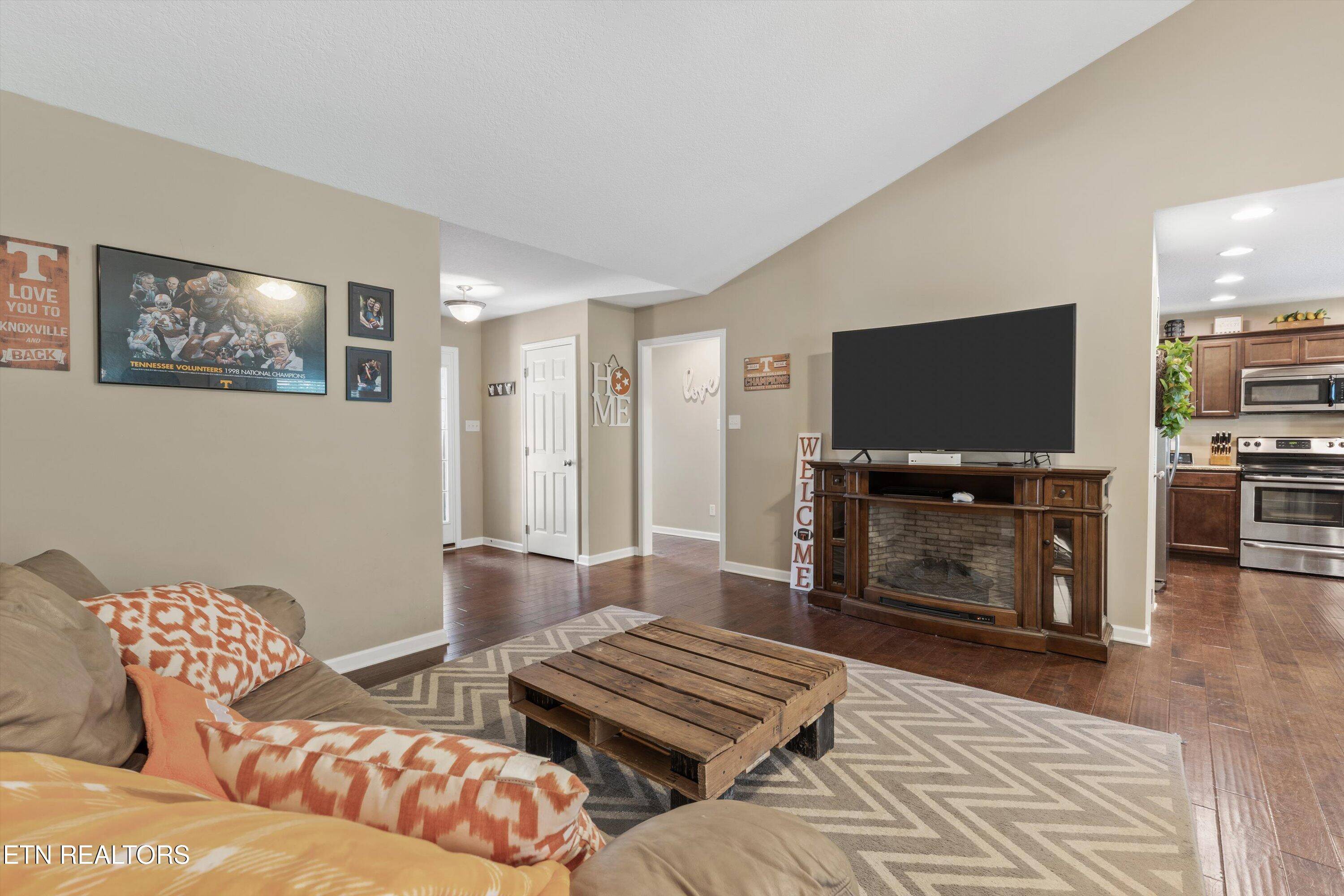 Knoxville, TN 37920,1932 Mahogany Wood Tr