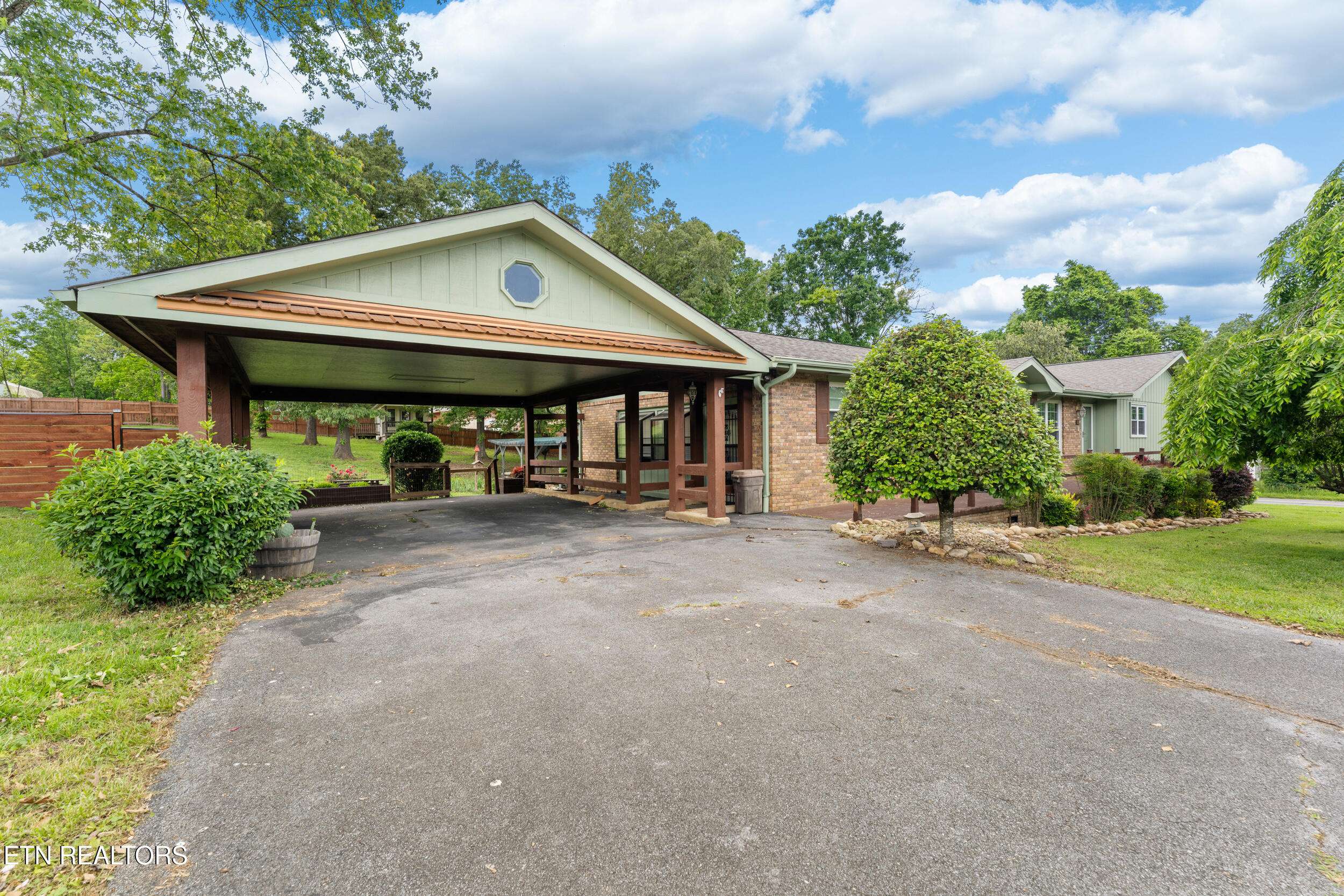 Sevierville, TN 37862,310 Hollywood CIR
