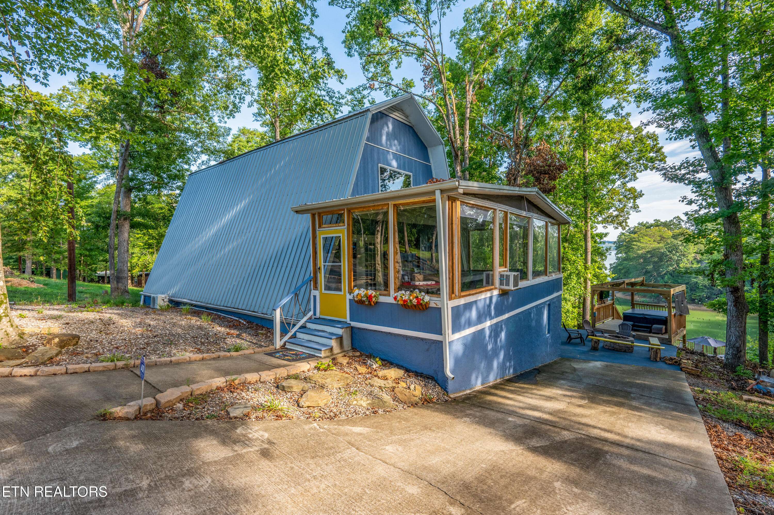 Dandridge, TN 37725,1917 Bootbluff Tr