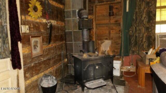 Moss, TN 38575,105 Log Home Lane