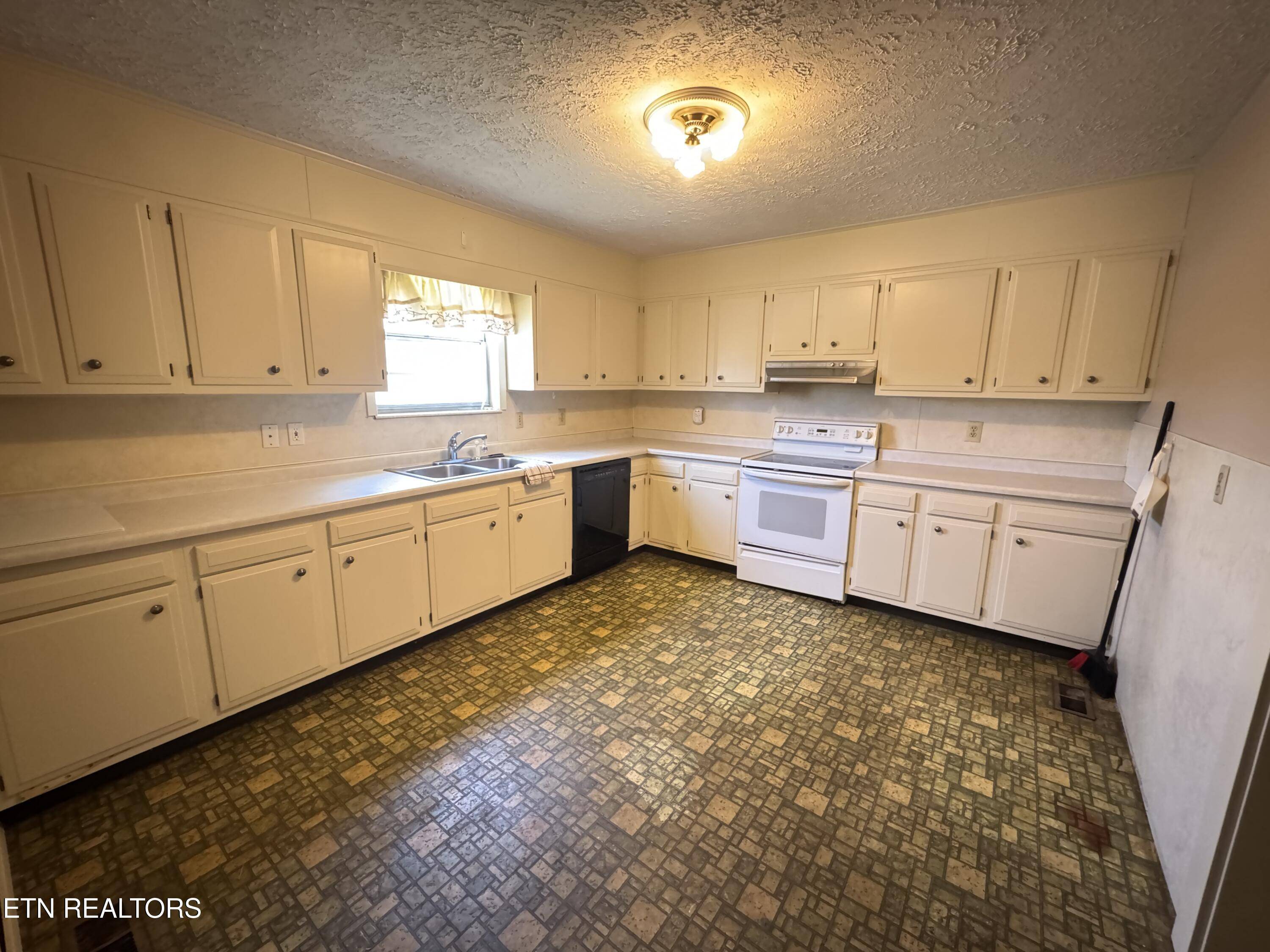 Lenoir City, TN 37771,210 1st Ave