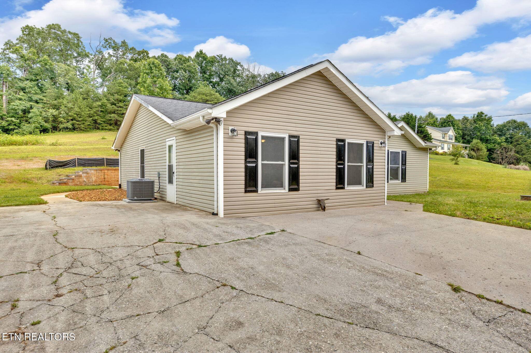Corryton, TN 37721,8040 Walt WAY