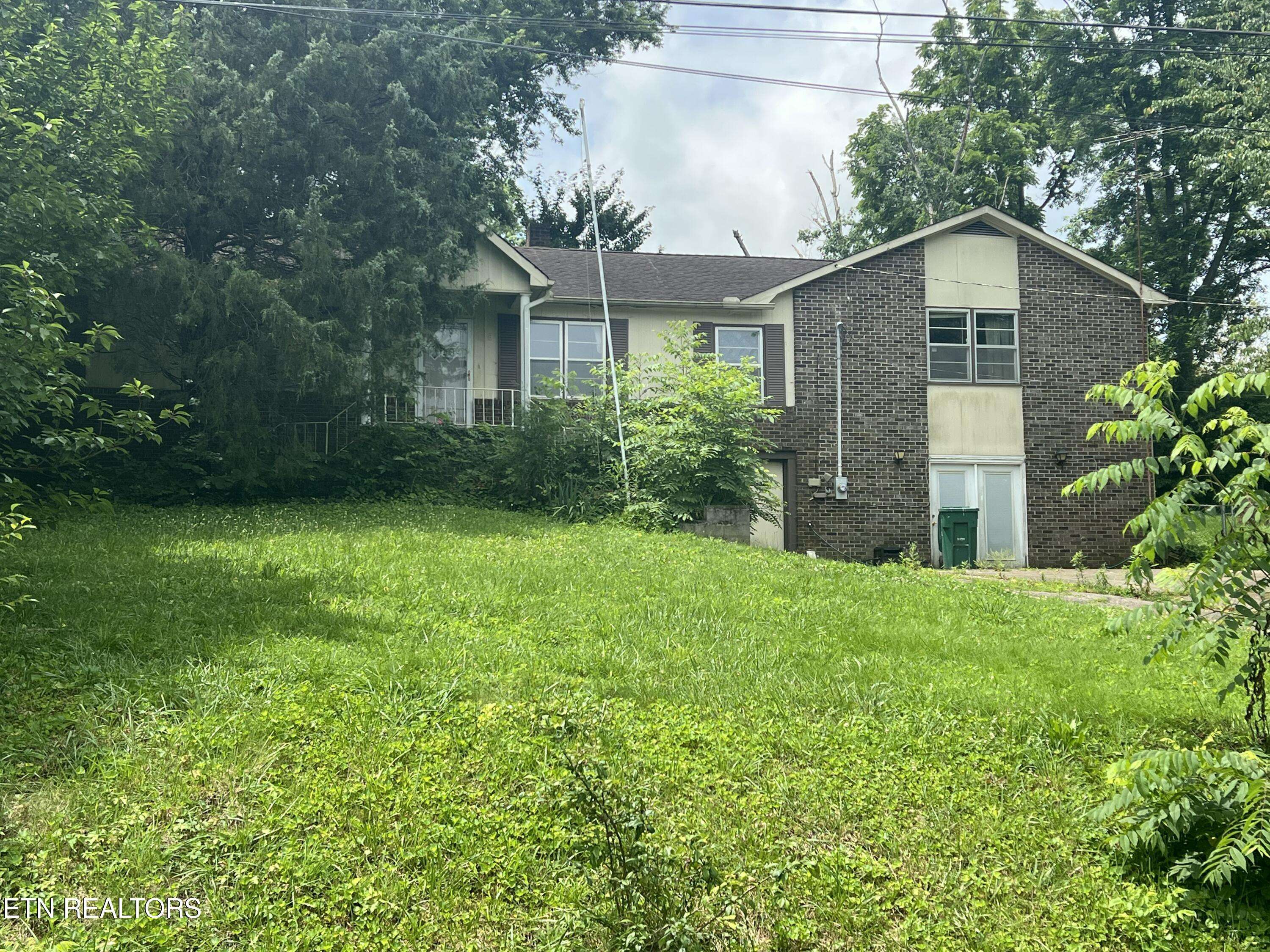 Maryville, TN 37801,525 Cherokee Heights DR