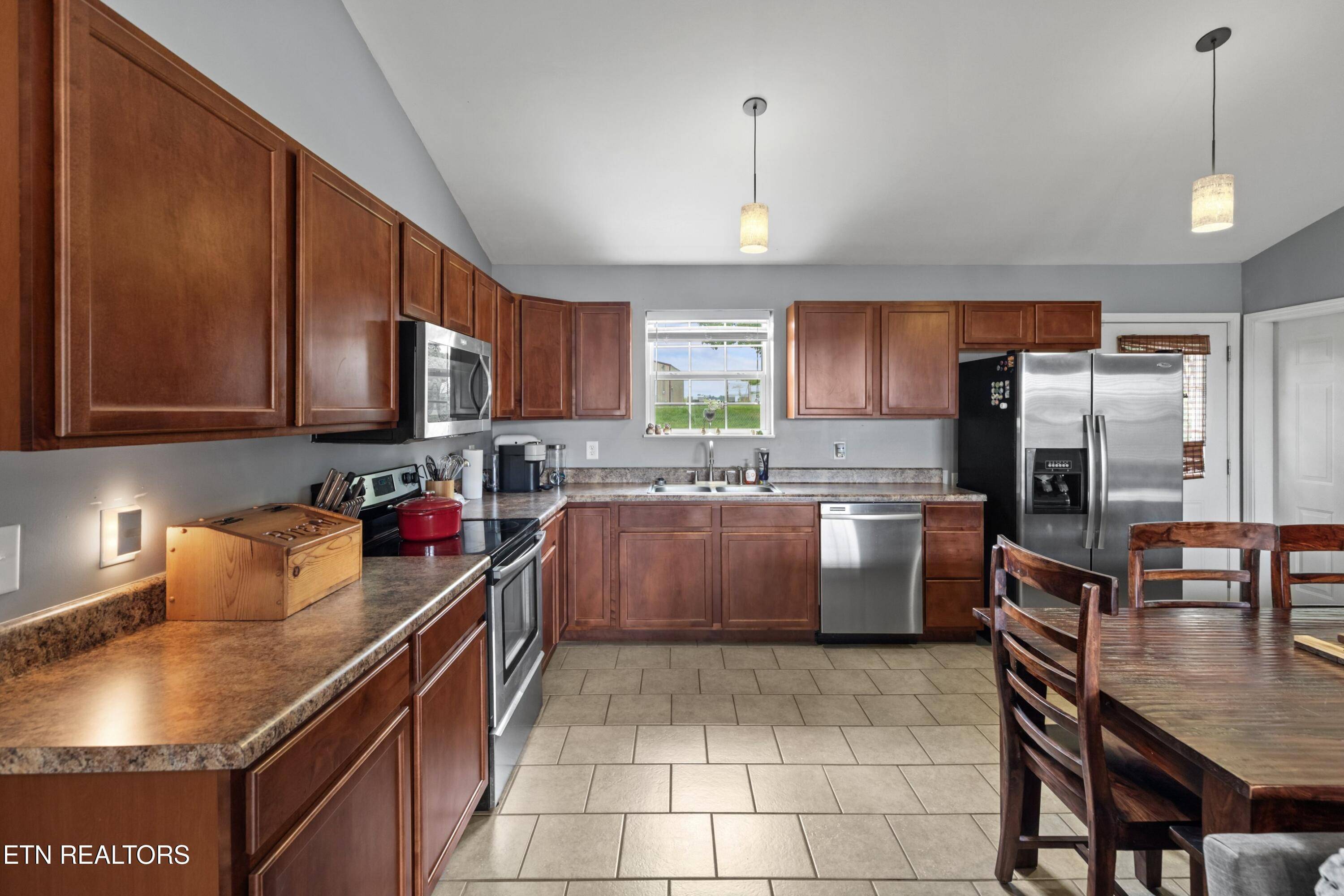 Dandridge, TN 37725,923 Red Oak LN