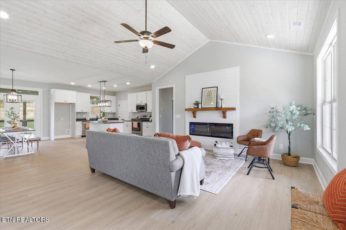 826 Sophie DR, Greenback, TN 37742
