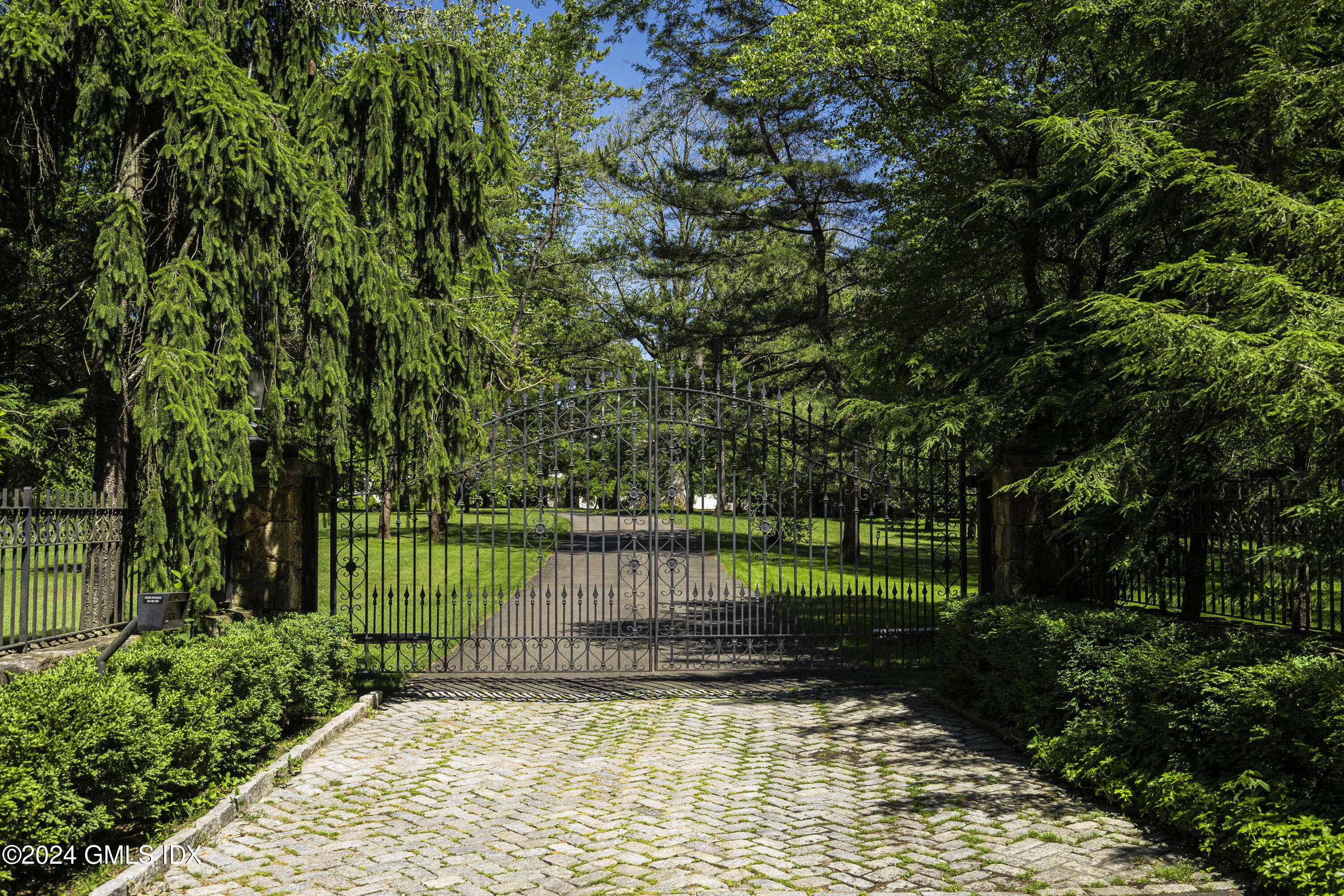 Greenwich, CT 06831,724 North ST