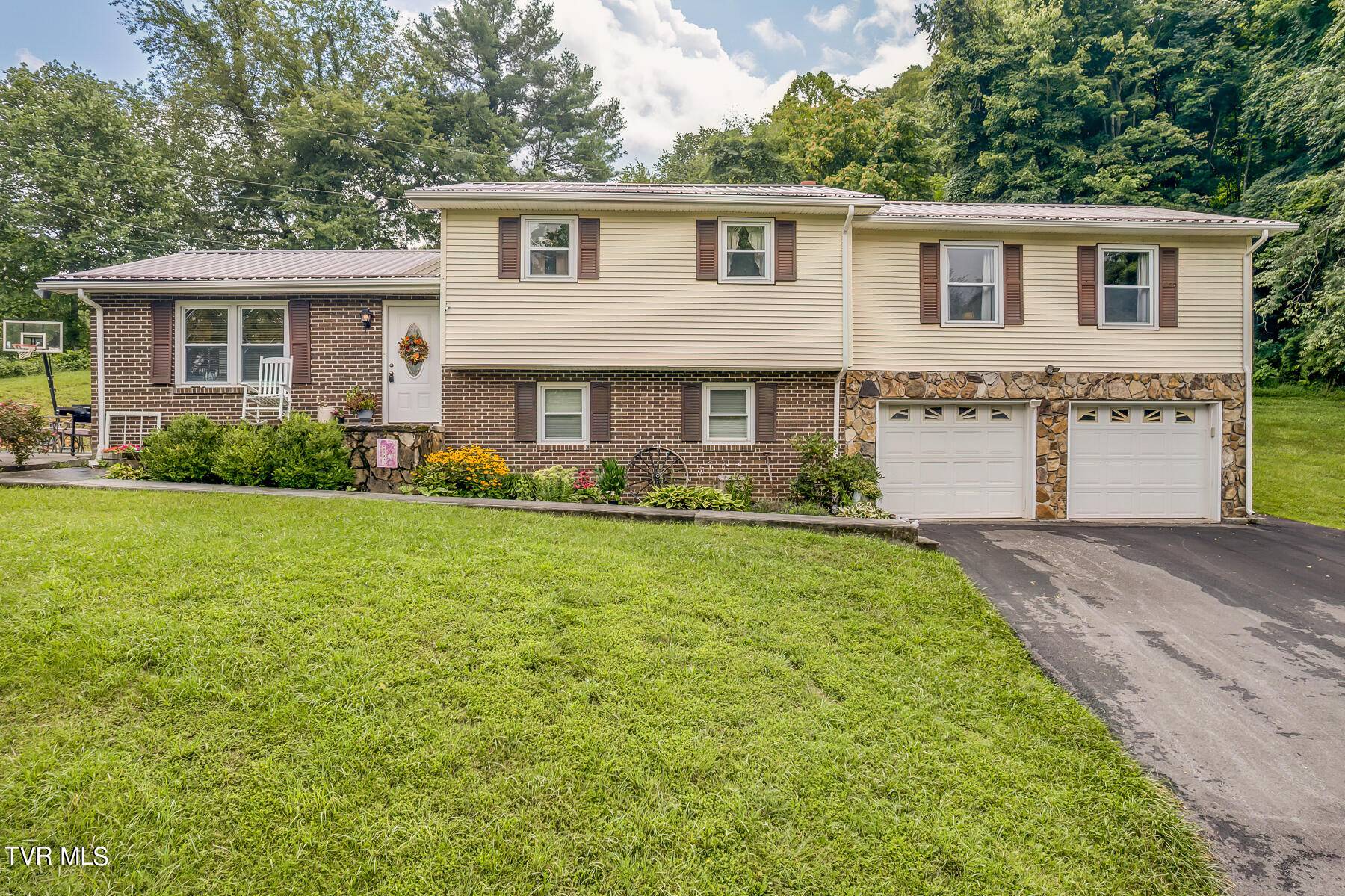 Cedar Bluff, VA 24609,302 Spring DR