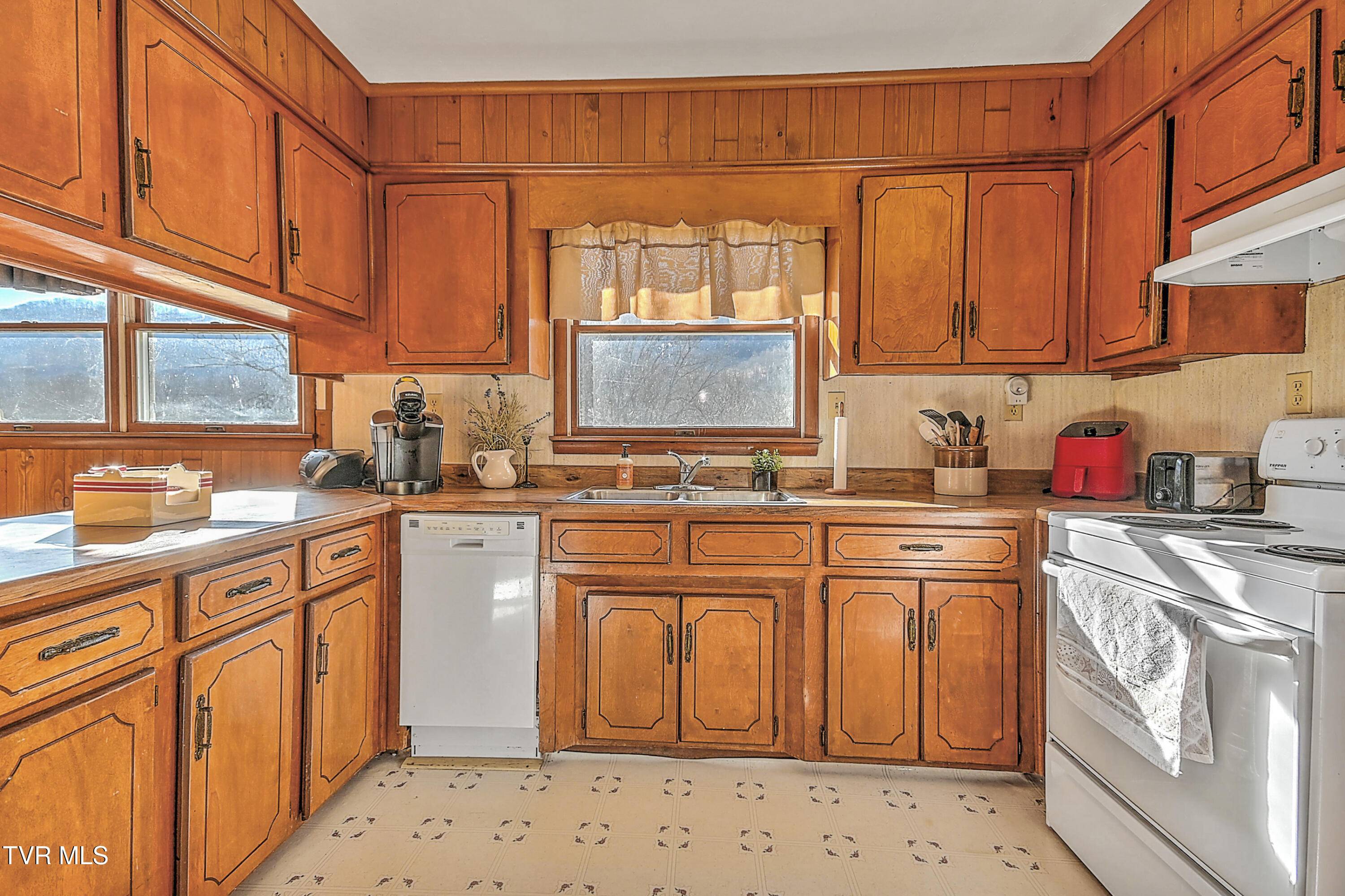 Jonesville, VA 24263,9867 Middle Wallens Creek RD