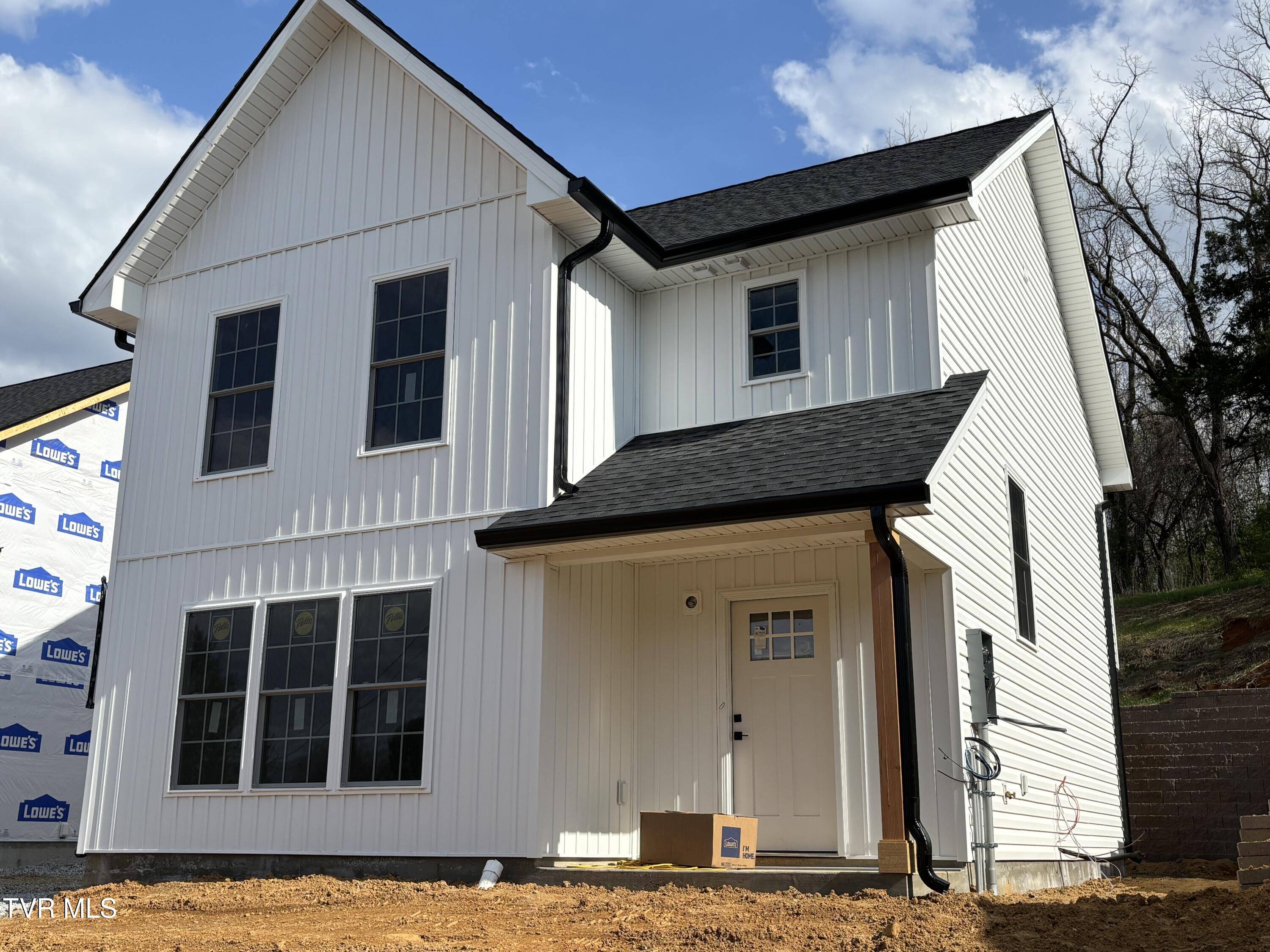 Elizabethton, TN 37643,1922 Siam RD