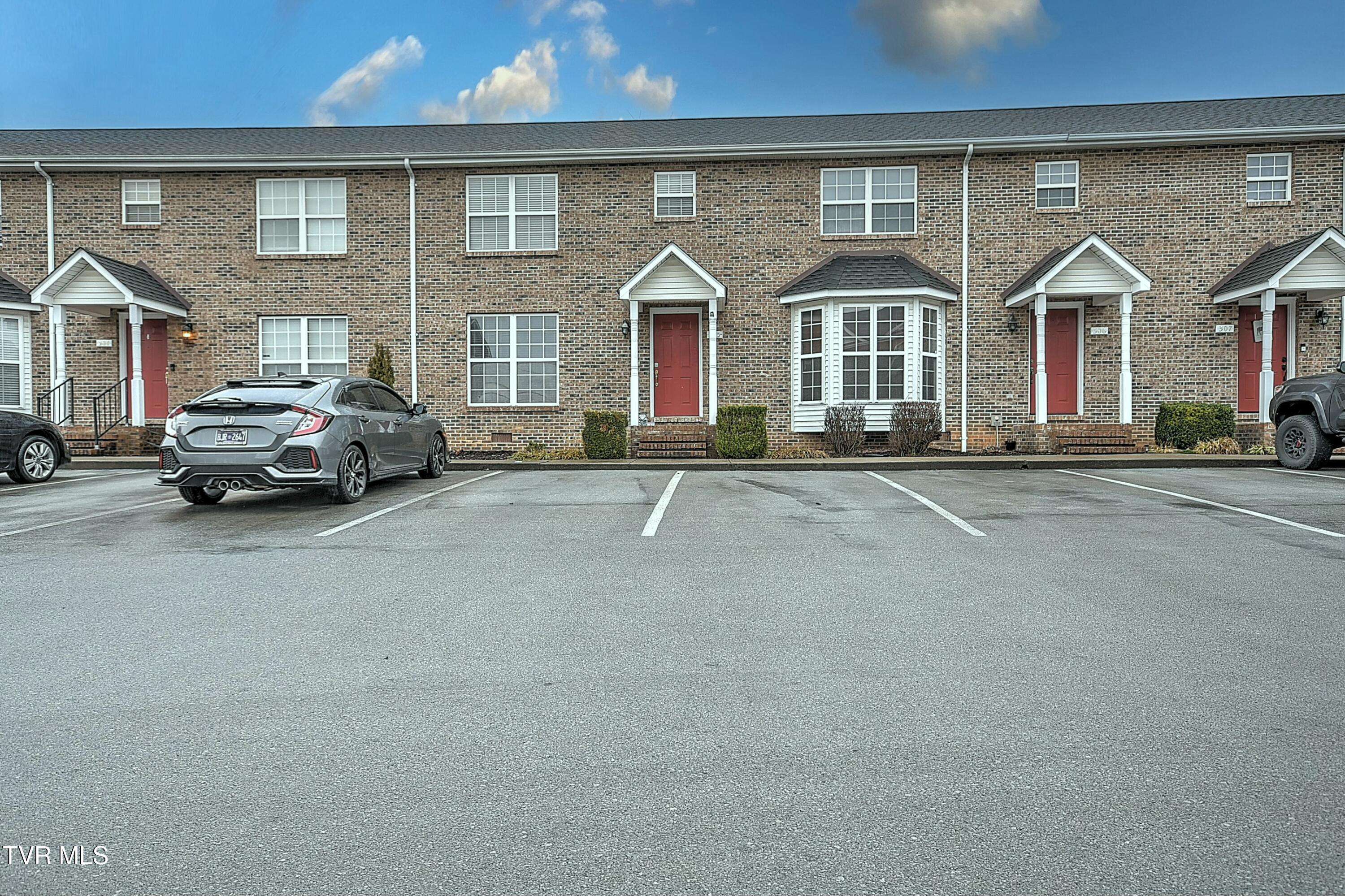 Johnson City, TN 37615,305 Waterford CT #305
