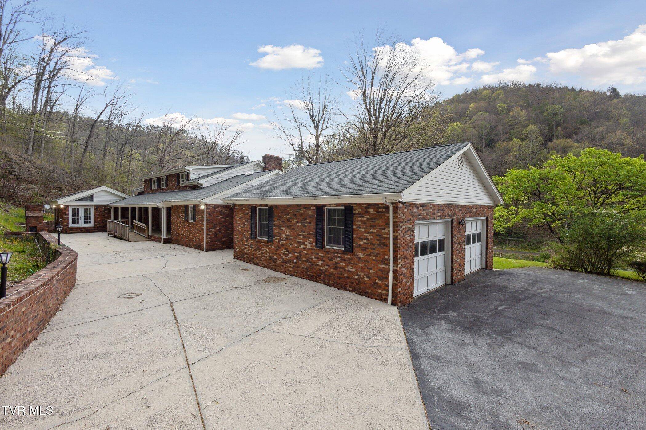 Raven, VA 24639,5268 River Side DR