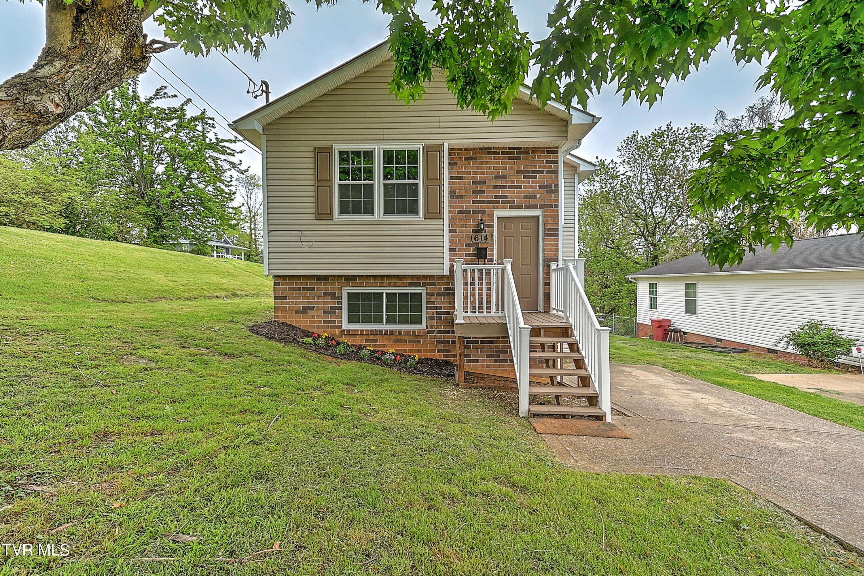 Johnson City, TN 37604,614 Davis ST