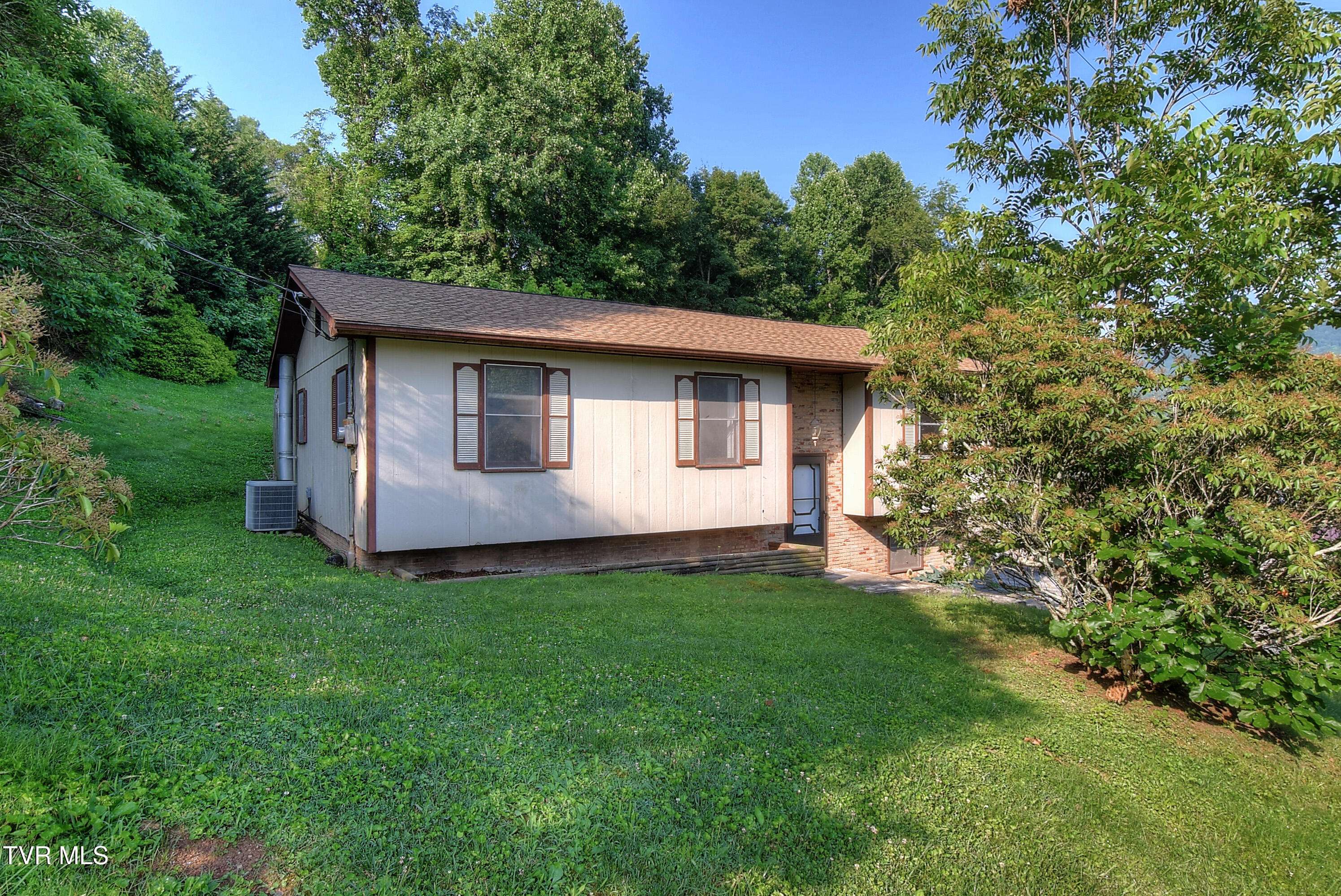 Hampton, TN 37658,120 Russell LN