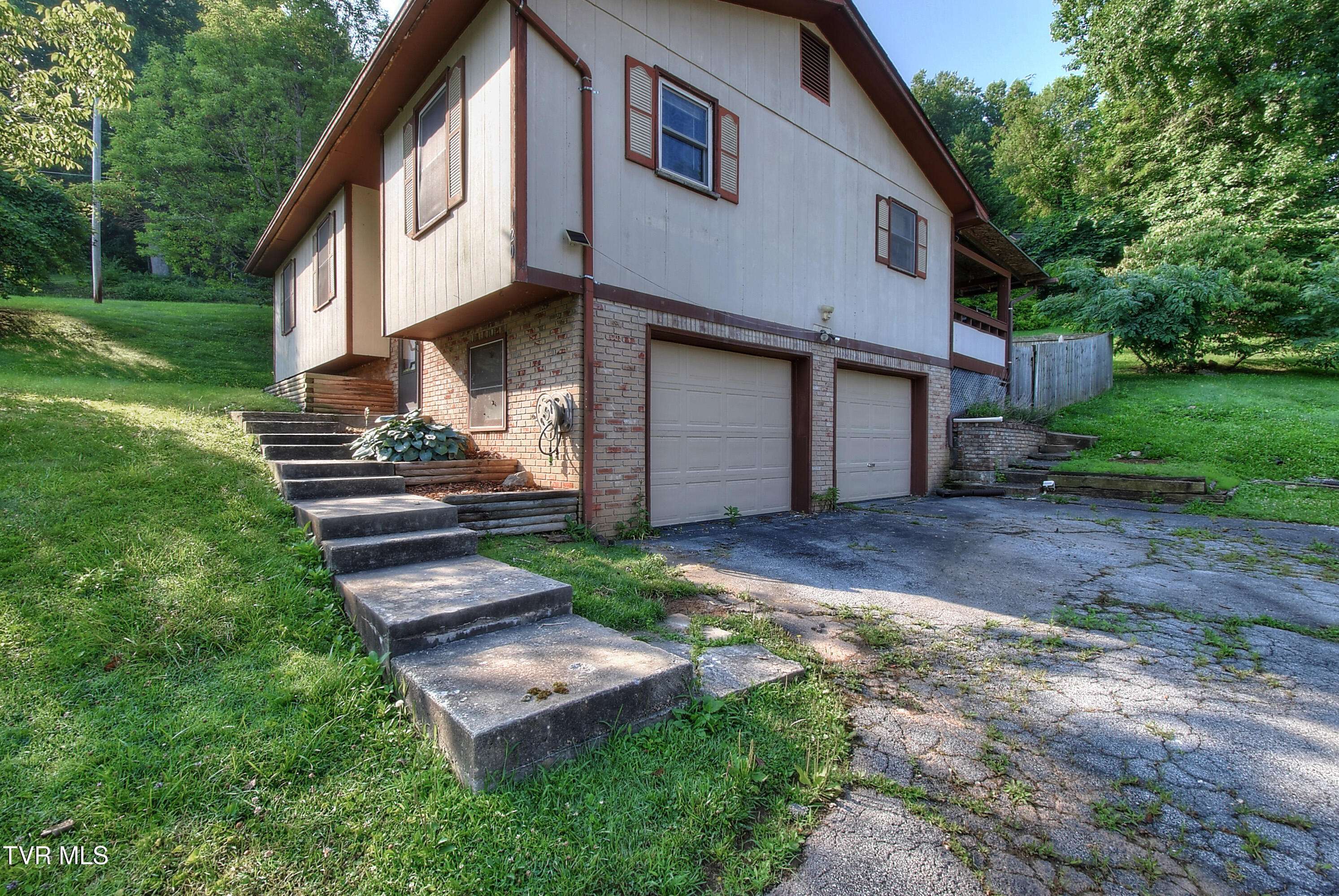 Hampton, TN 37658,120 Russell LN