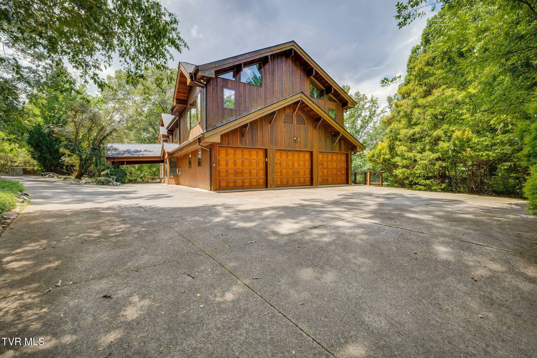 Piney Flats, TN 37686,579 Lake DR