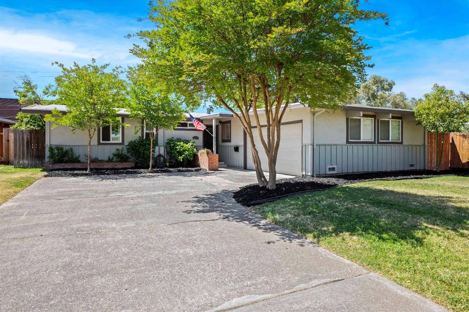 Sacramento, CA 95821,4216 Boone LN