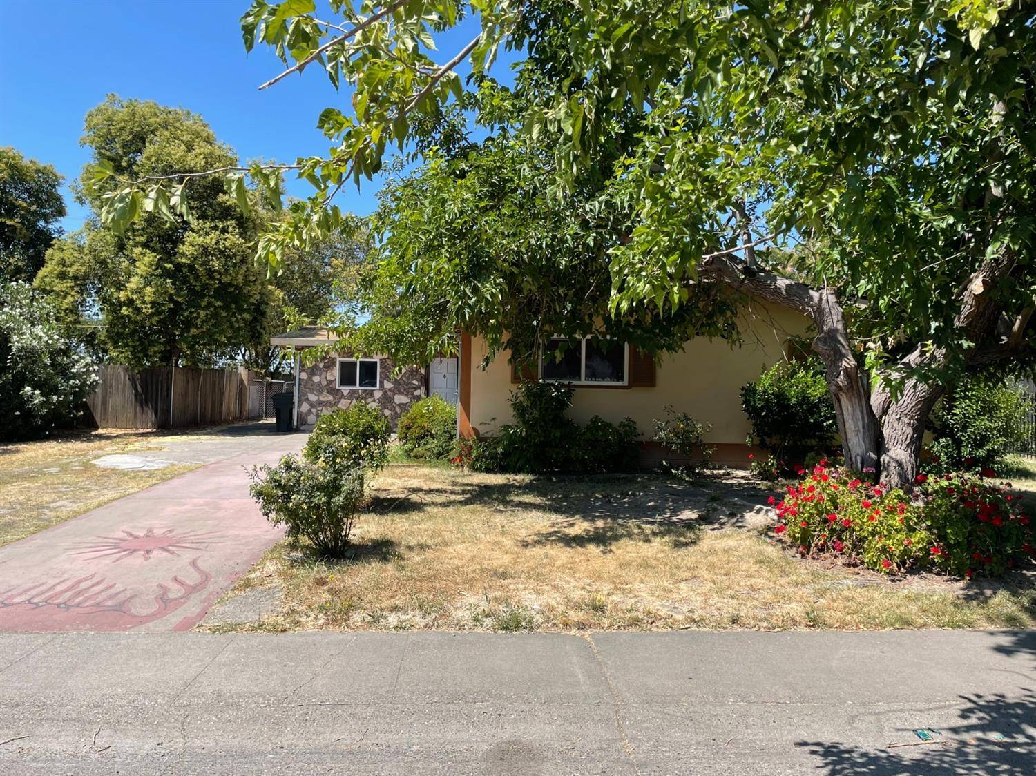 North Highlands, CA 95660,6915 Thomas DR