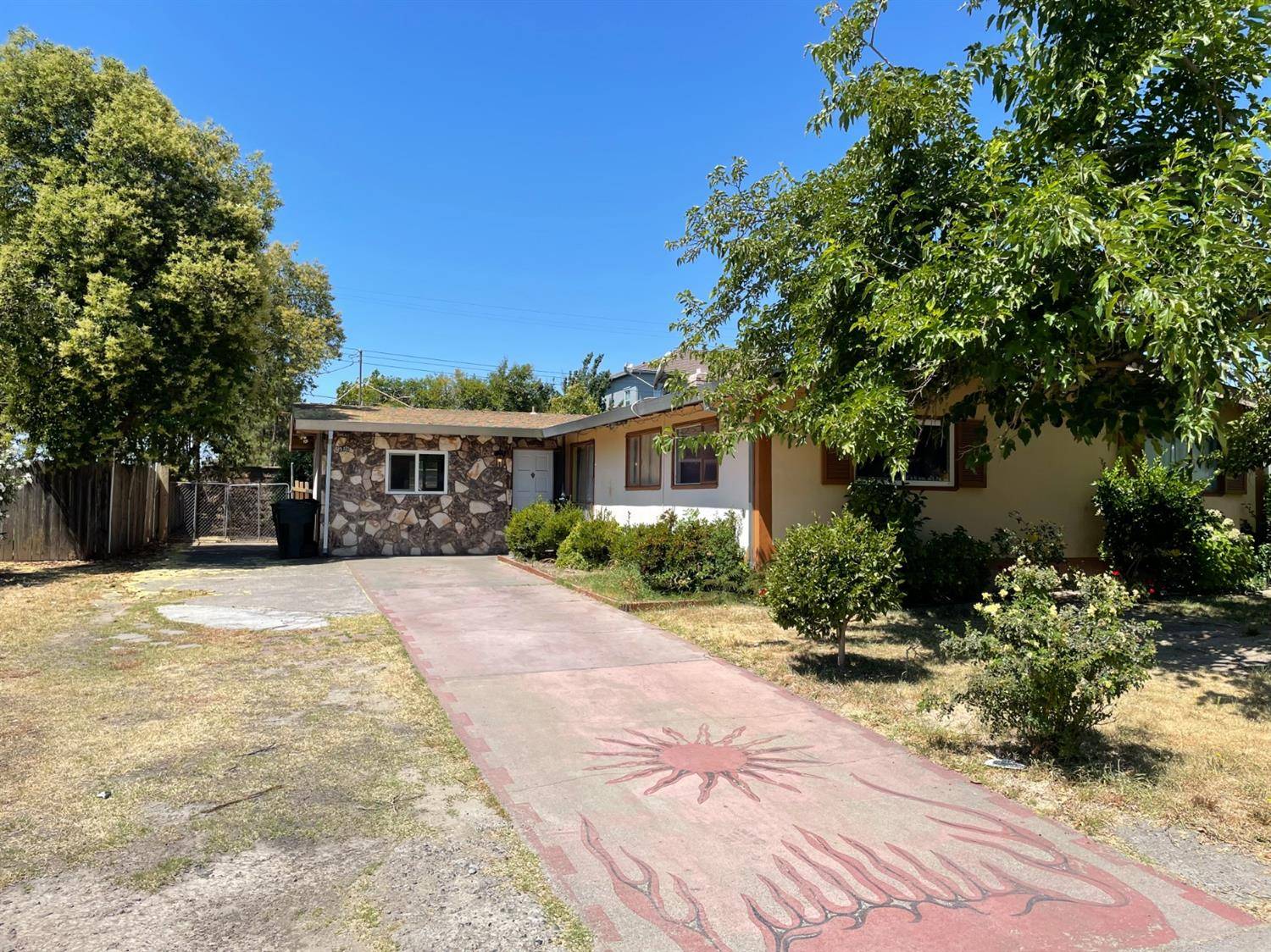 North Highlands, CA 95660,6915 Thomas DR