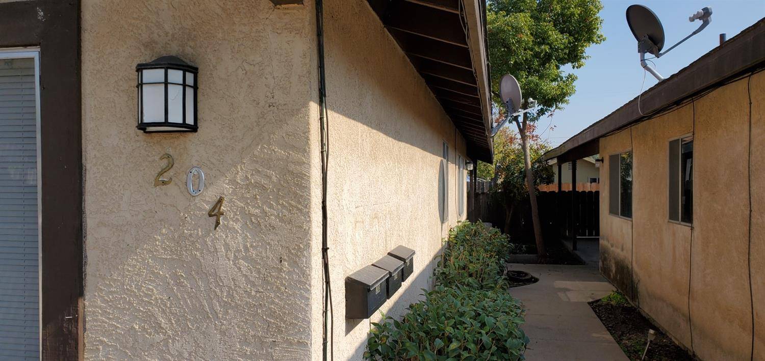 Ripon, CA 95366,204 N Locust AVE