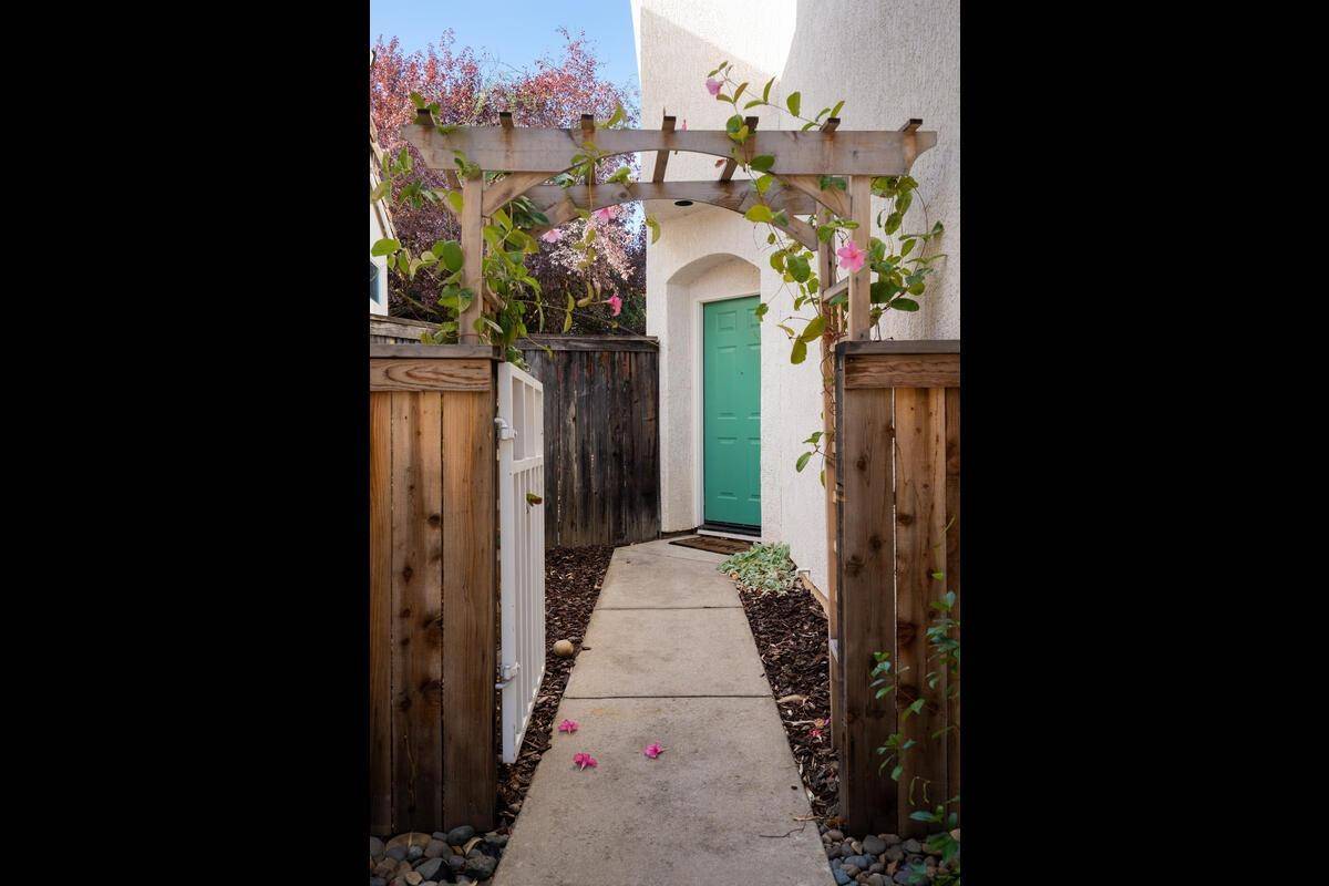 Folsom, CA 95630,229 Spring Oak CT