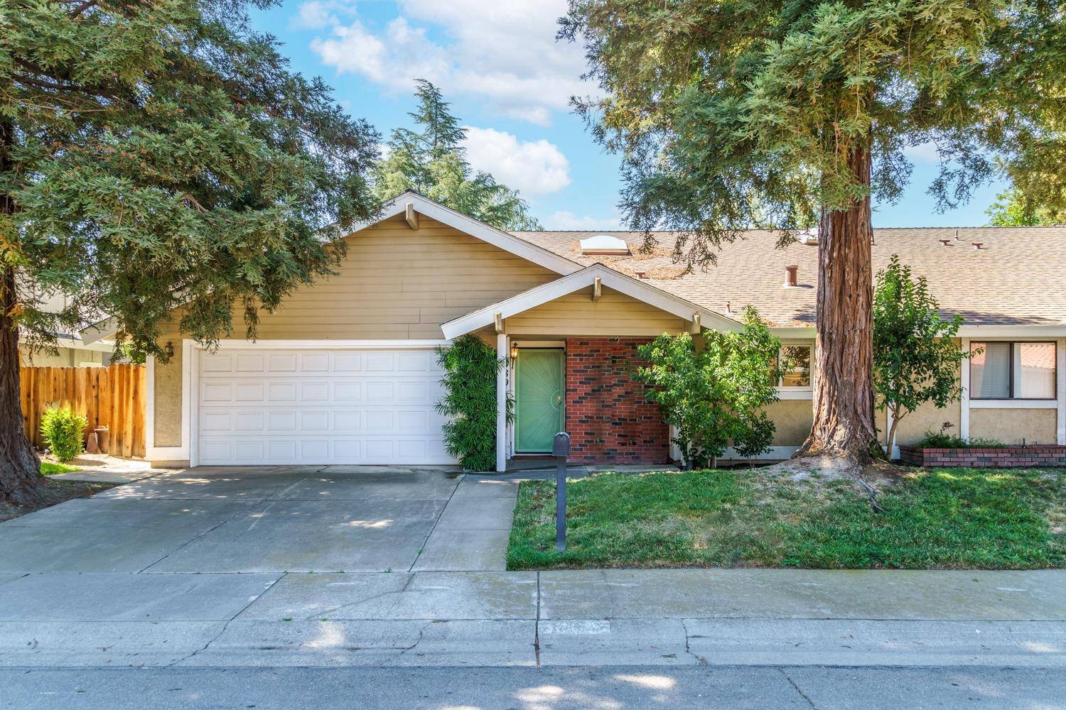 Sacramento, CA 95831,380 Rivertree WAY