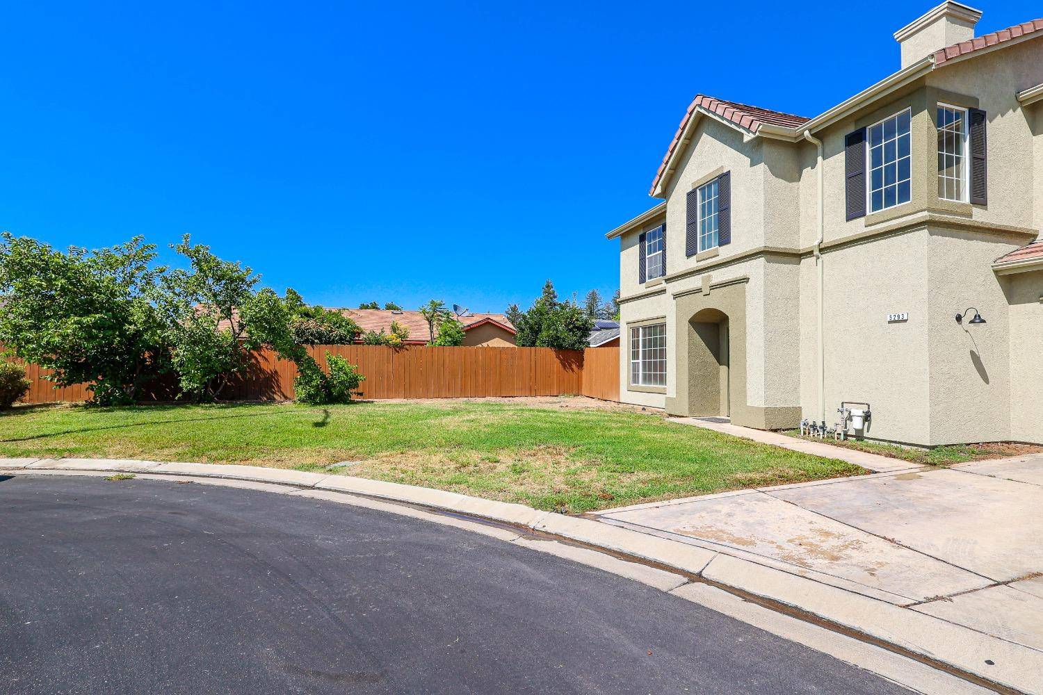 Fresno, CA 93725,5293 E Wildflower LN