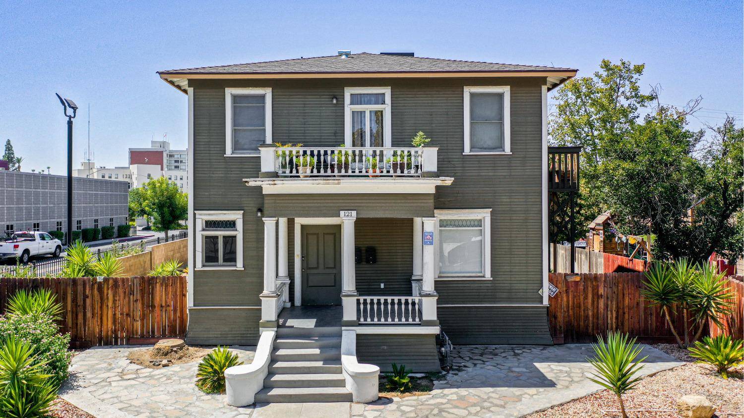 Fresno, CA 93701,121 N U ST