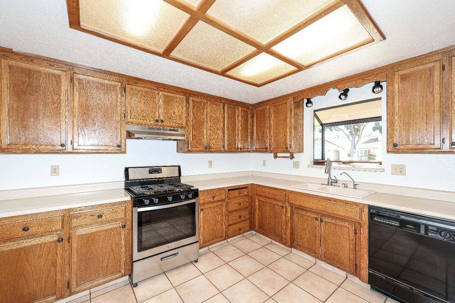 Patterson, CA 95363,940 Arambel DR