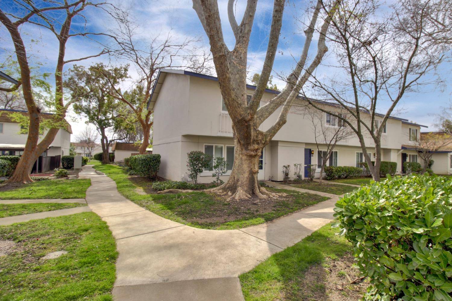 Sacramento, CA 95826,8811 Salmon Falls DR #D
