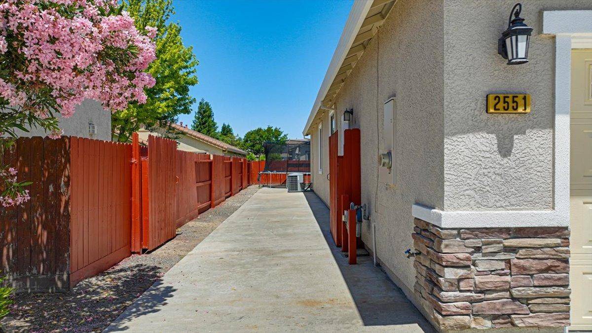 Manteca, CA 95337,2551 Charming WAY