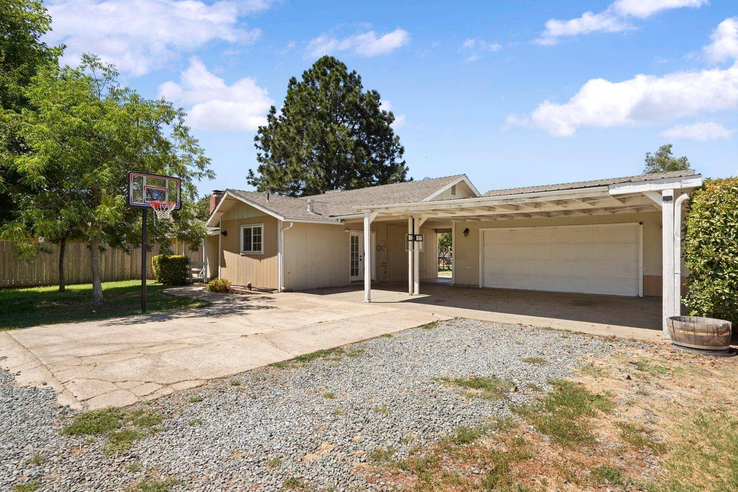 Galt, CA 95632,907 Ayers LN