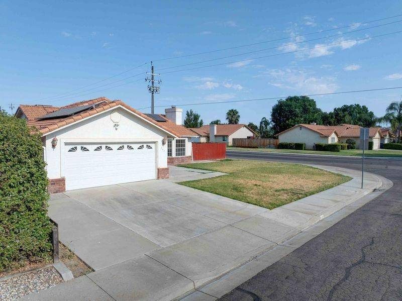 Los Banos, CA 93635,147 N Santa Clara CT