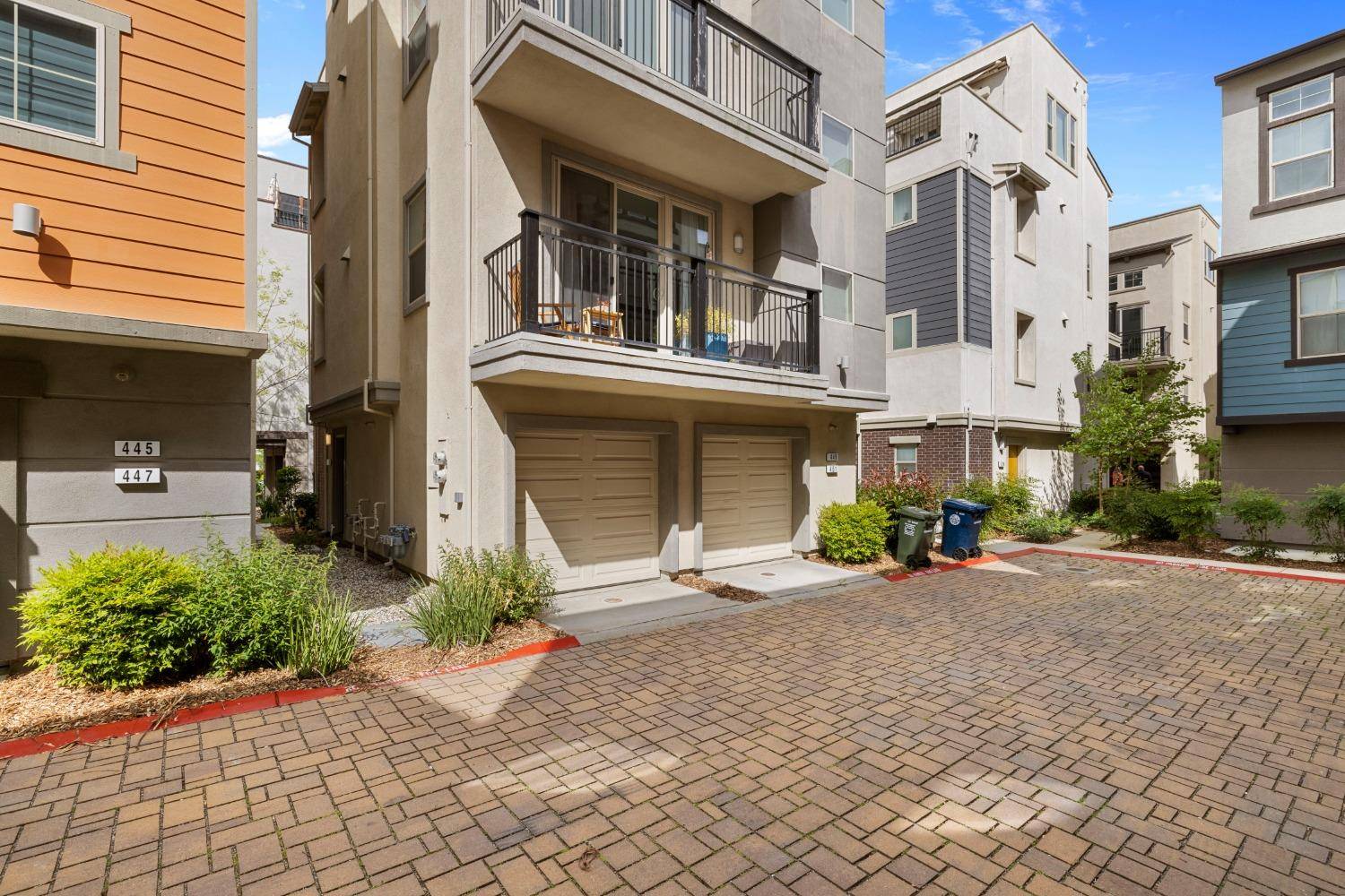 Sacramento, CA 95818,449 Lug LN