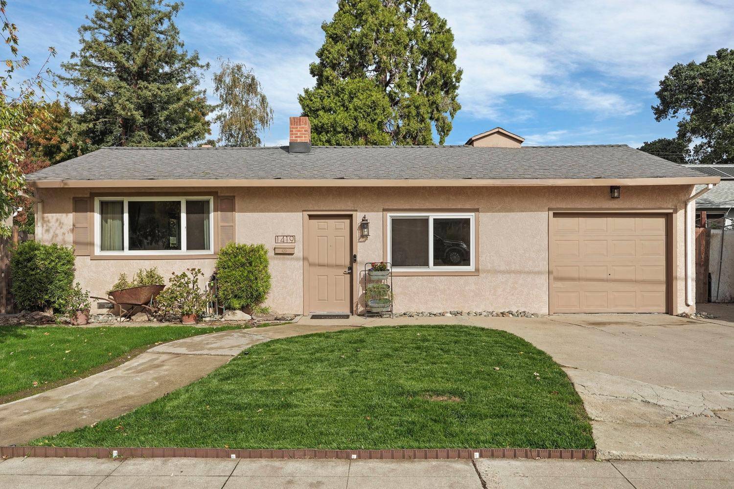 Lodi, CA 95242,1419 Lake ST