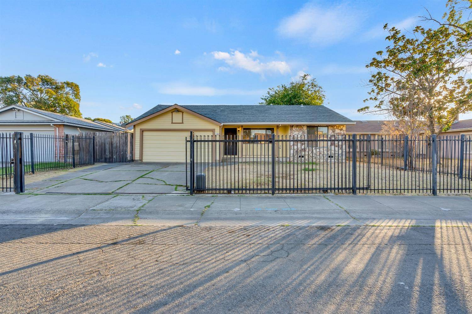 Sacramento, CA 95823,5764 Hollyhurst WAY