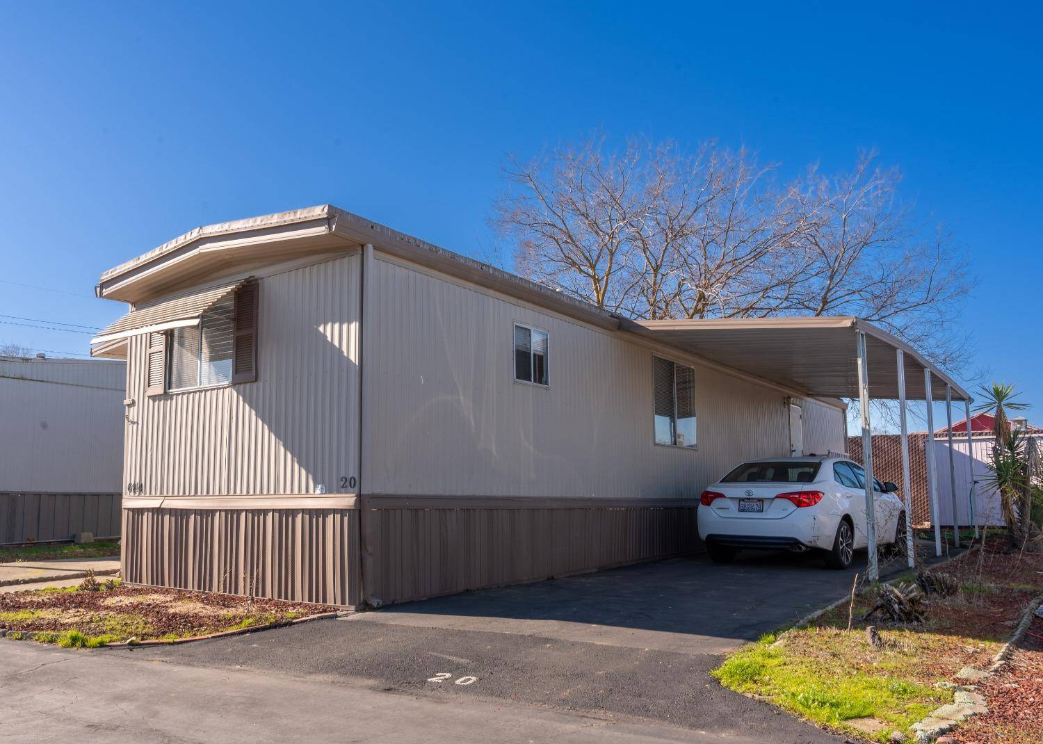 Sacramento, CA 95828,6414 Capital DR #20