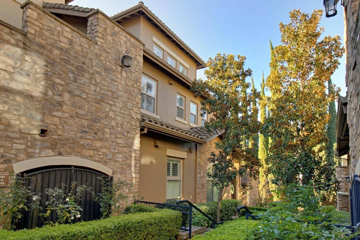 Sacramento, CA 95825,2430 Pavilions Place LN #601
