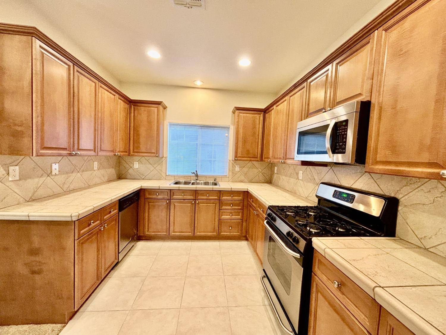Sacramento, CA 95831,7759 George River LN