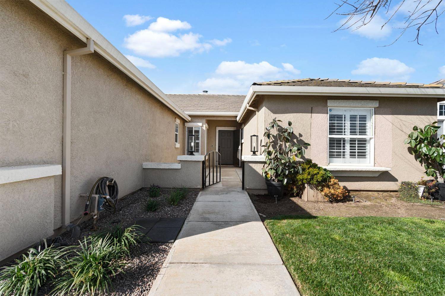 Escalon, CA 95320,908 Westbrook LN