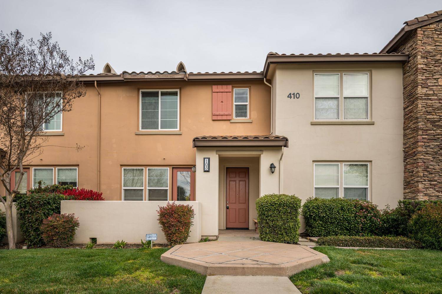 West Sacramento, CA 95605,410 Regatta LN #103
