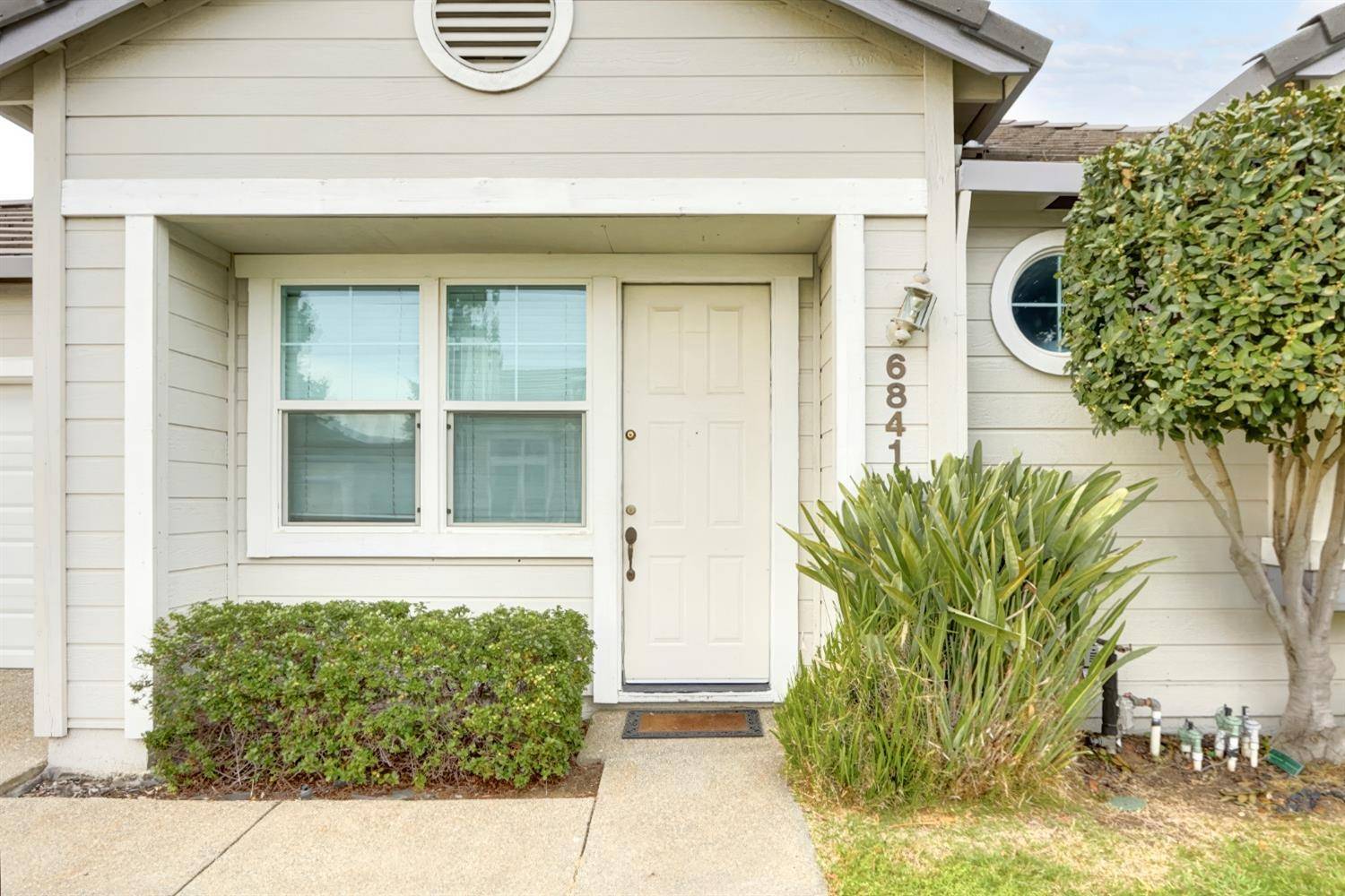 Sacramento, CA 95823,6841 Hampton Cove WAY
