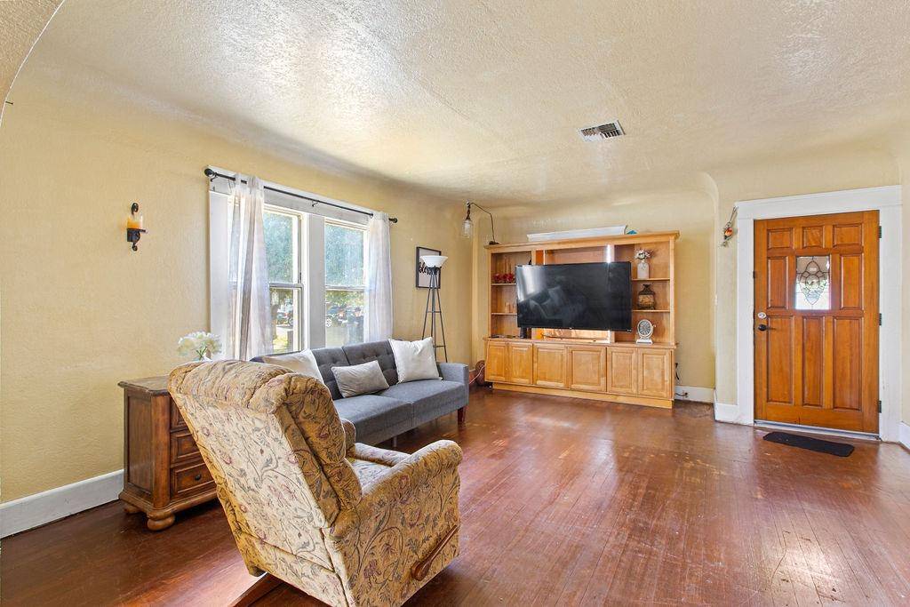Lodi, CA 95240,329 E Walnut ST