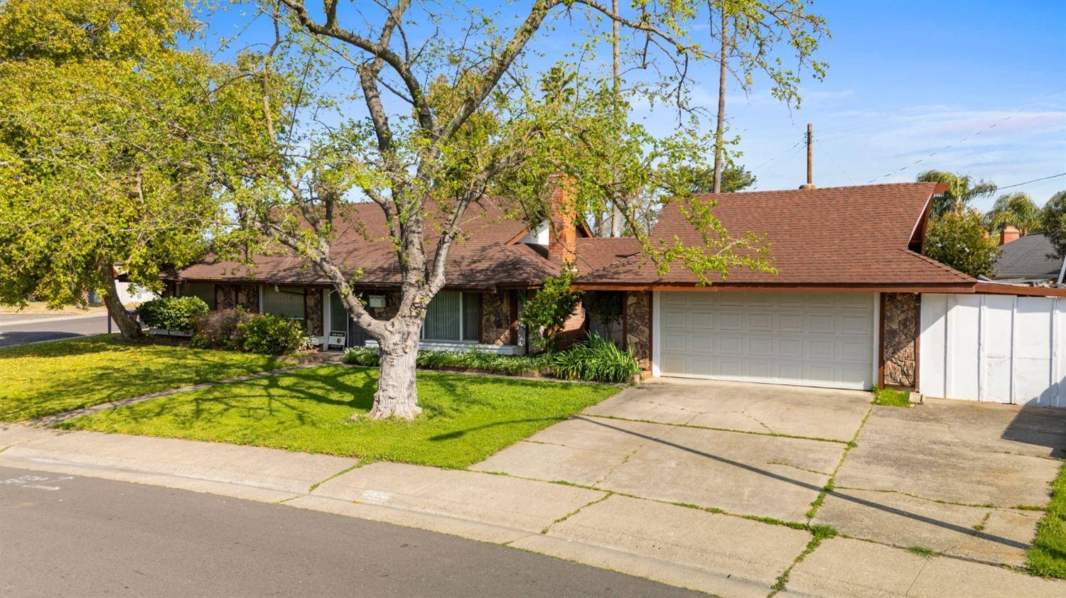Sacramento, CA 95828,7215 Lamer WAY