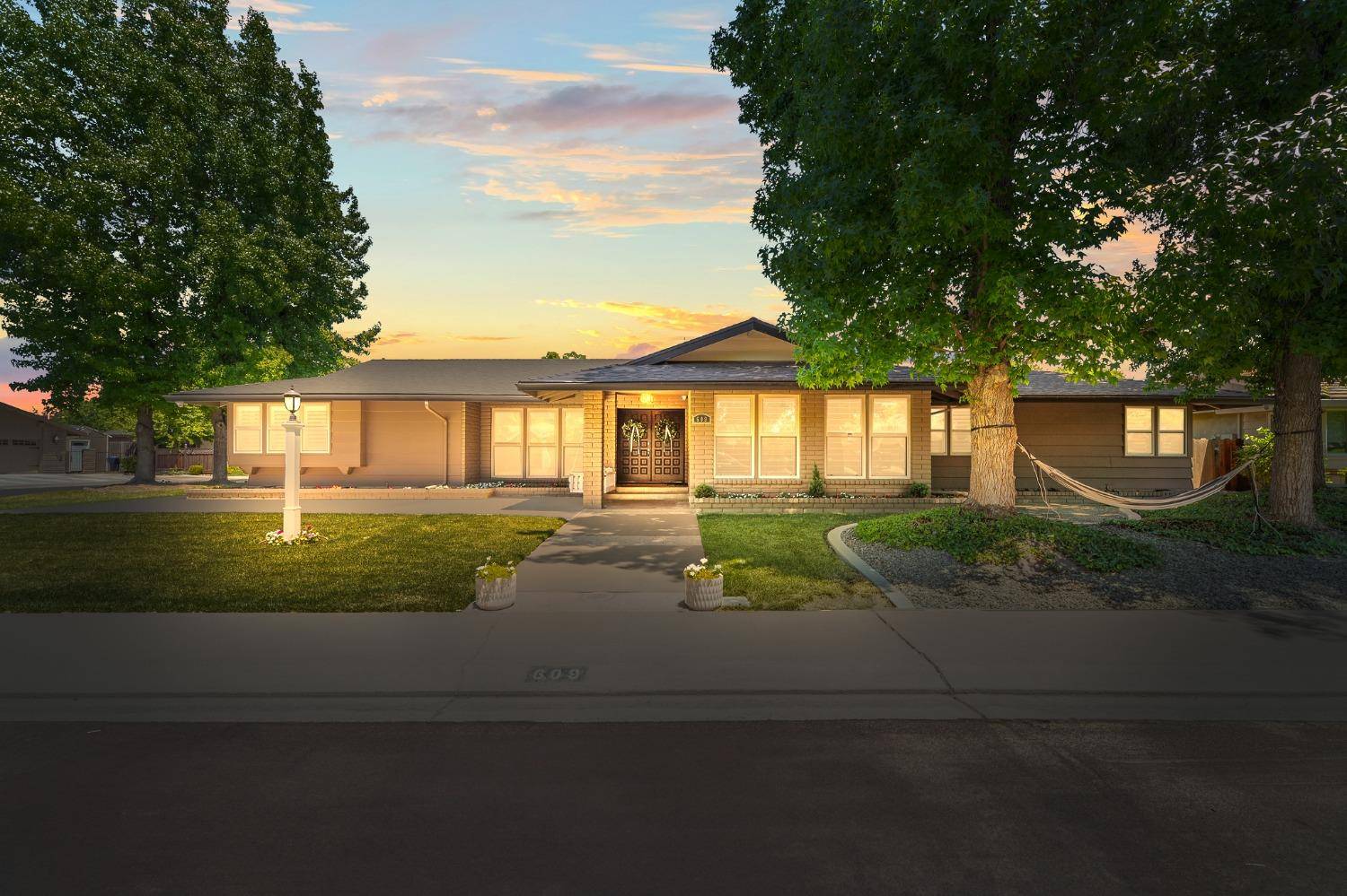 Modesto, CA 95350,609 Hamden LN