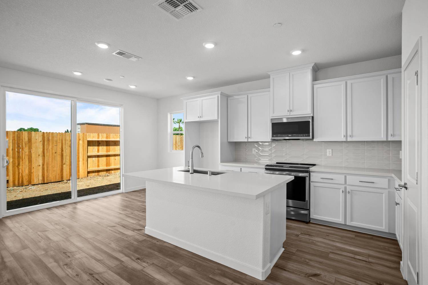 Sacramento, CA 95835,5637 Tres Piezas DR