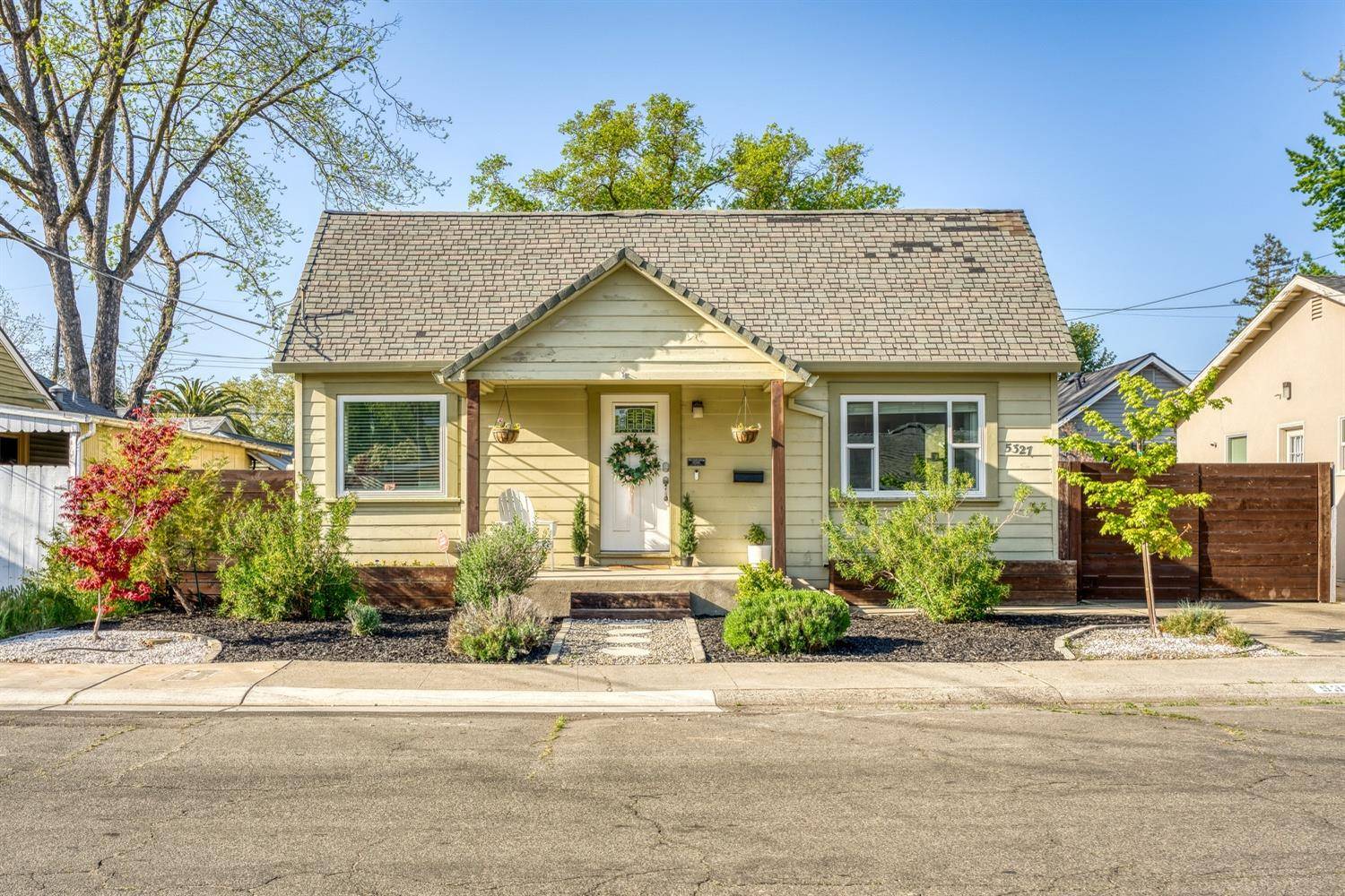 Sacramento, CA 95820,5327 11th AVE