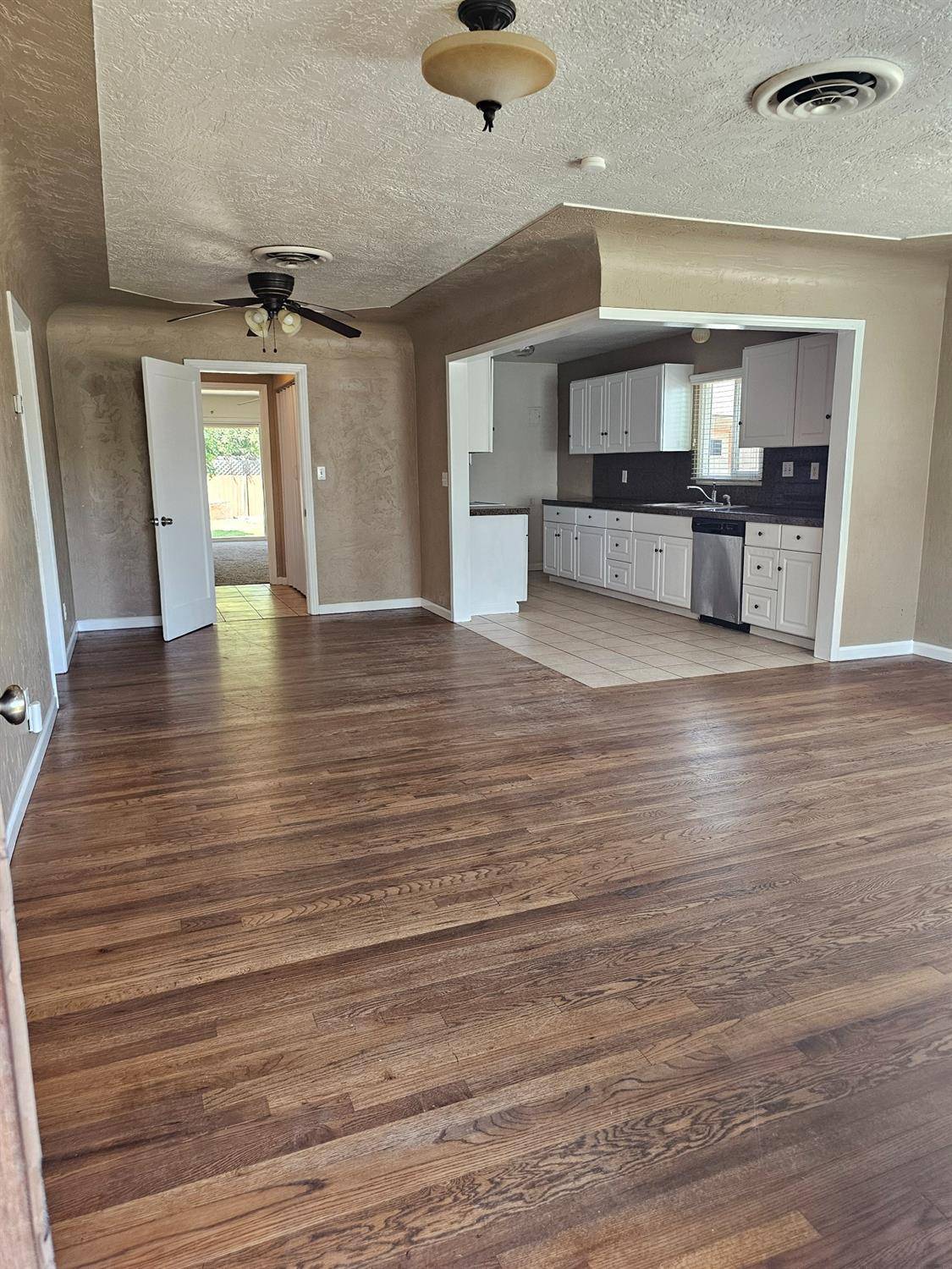 Modesto, CA 95351,923 Acacia ST