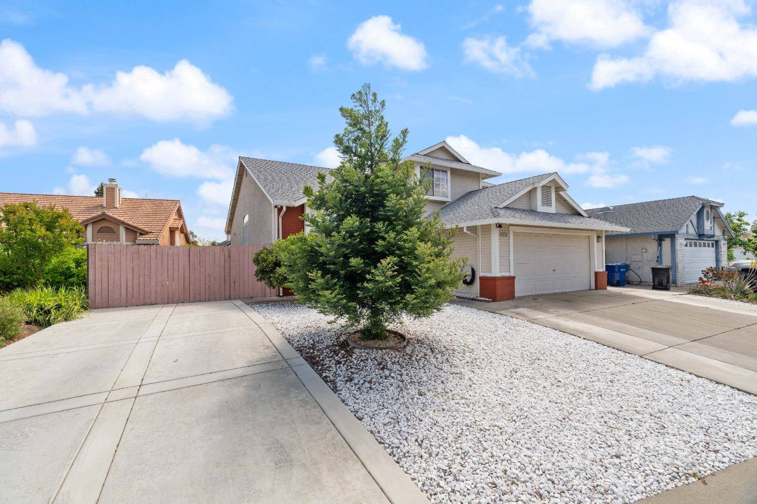 Sacramento, CA 95828,8133 Pine Oaks CT
