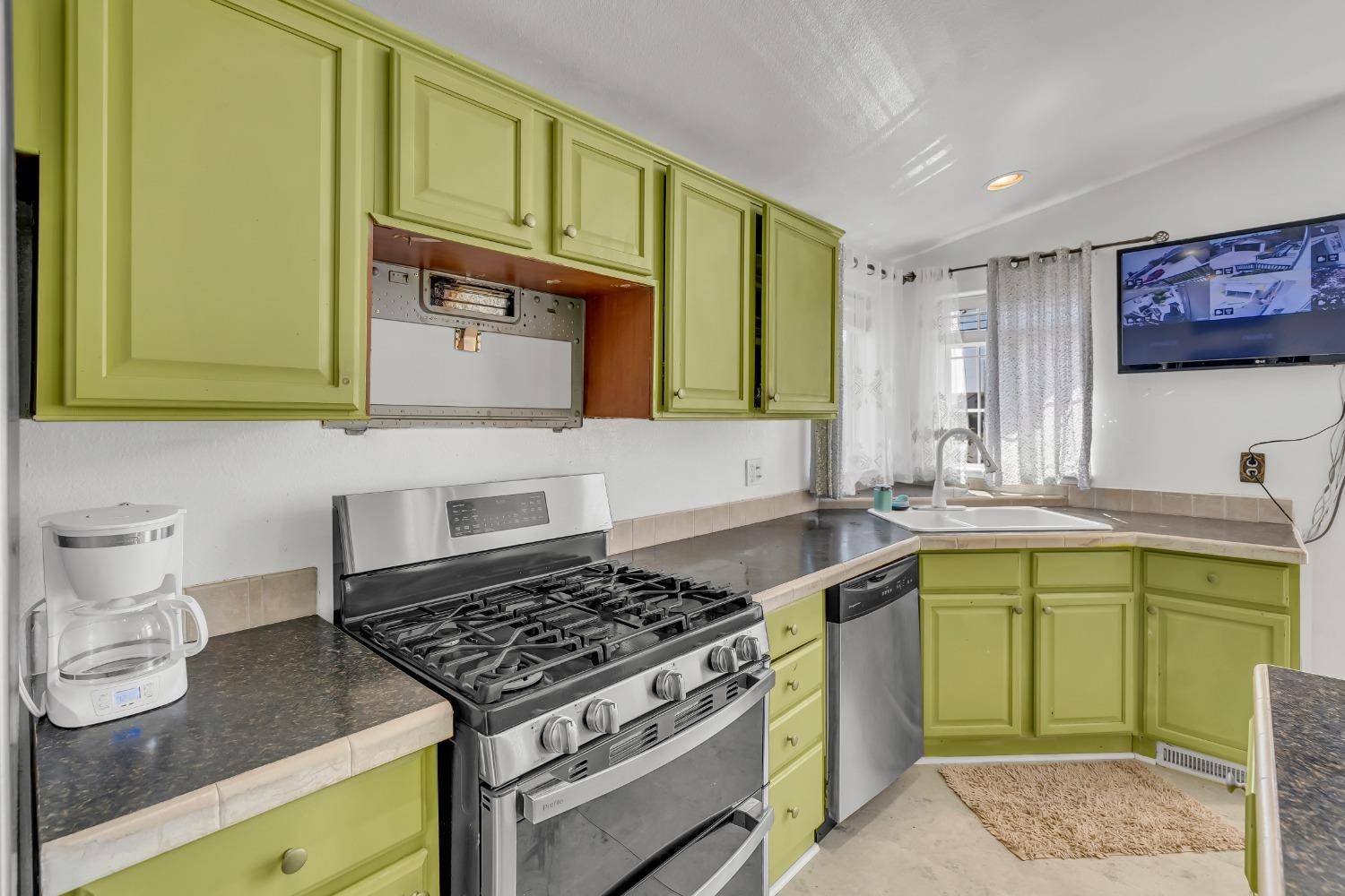 Sacramento, CA 95828,6417 Capital CIR #9